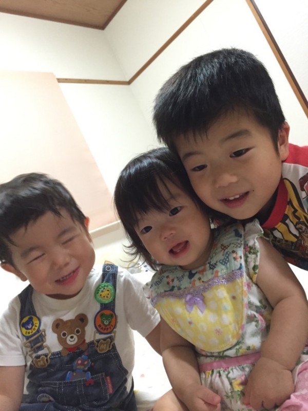 <p>小佐々綾萌ちゃんです。1歳の誕生日おめでとう♪<br />
兄ちゃんたちに可愛がられて笑顔たくさんですくすく大きくなってます。</p>
